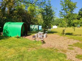Battle Pods and Bells Glamping，位于巴特尔的酒店