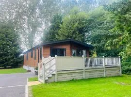 Treetops Lodge with Hot Tub