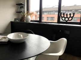 Near Amsterdam and airport, 90m2, privacy!，位于霍夫多普的酒店