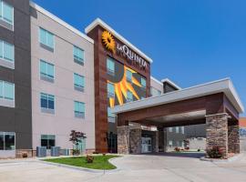 La Quinta Inn & Suites by Wyndham Jackson-Cape Girardeau，位于Jackson的酒店