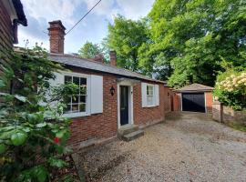 Lovely Old Bursledon Cottage, HotTub, River Hamble，位于Bursledon的度假短租房