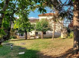 Petit Est - Eco Cottage in large private garden near Saint-Emilion，位于Blasimon的带停车场的酒店