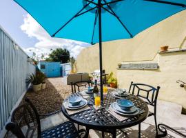 Flat 1 Flint House Tenby - 2 bedroom - garden - parking - dog friendly，位于滕比的公寓