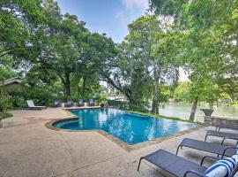 Guadalupe River Paradise with Hot Tub, Dock and Kayaks，位于塞金的度假屋