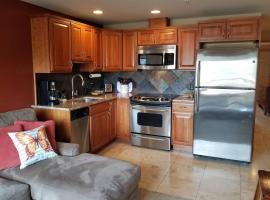 Lake Chelan View Condo in Downtown near Beach!，位于奇兰的低价酒店