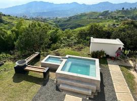 Villa Mercy, finca con jacuzzi cerca a Pereira，位于多斯克布拉达斯的酒店