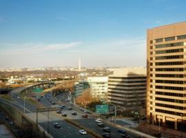 Embassy Suites by Hilton Crystal City National Airport，位于阿林顿五角大楼附近的酒店