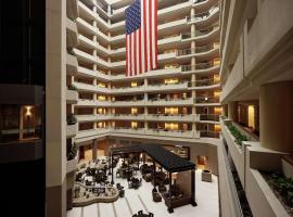 Embassy Suites by Hilton Crystal City National Airport，位于阿林顿United States Drug Enforcement Administration Museum and Visitors Cent附近的酒店