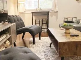 Studio Townhouse in Uptown King Bed-Wi-Fi-Full Kitchen- Washer & Dryer