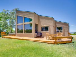 Mesa View House with Hot Tub Walk to Winery!，位于Palisade的酒店
