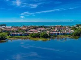 Anna Maria Island Runaway Tropical Dream-One Minute Walk To The Beach-Heated Pool