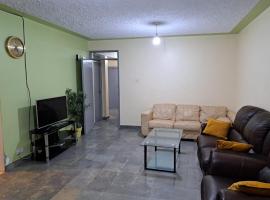 Mfalme House, Ngoingwa Estate, 100 Metres from Thika-Mangu Rd, Close to Thika City Centre - Free Parking, Fast Wi-Fi, Smart TV, 2 Bedrooms Perfect for a Family of 2-4 Members，位于Thika的度假短租房