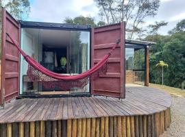 Casa Container, Vista para o Lago e integrada com a Natureza - Miguel Pereira，位于米格尔-佩雷拉的度假屋