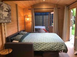 Tiny House Close to Brussels South Charleroi Airport，位于Courcelles的小屋