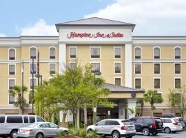 北查尔斯顿-大学大道希尔顿恒庭套房酒店，位于查尔斯顿North Charleston的酒店