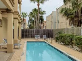 Condo in quiet 4plex close to beach & pool!