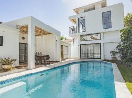 4 bedrooms steps from the beach Cabarete，位于喀巴里特的酒店