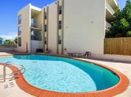 Modern retreat, block to beach w pool & balcony
