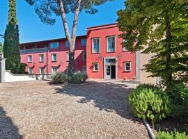 Modern Holiday Home in Rignano sull'Arno with Swimming Pool，位于里尼亚诺苏拉尔诺的酒店