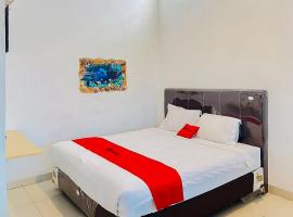 RedDoorz At Damai Guest House Kabanjahe，位于Kabanjahe的酒店