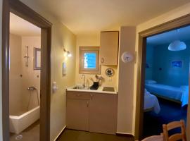 Family and pet friendly house，位于Chrousa的酒店