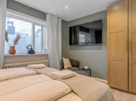 Venture Vacation-Reykjavík Center, King bed, 65" TV with Netflix，位于雷克雅未克的别墅