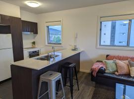 Modern & Relaxed Apartment, Great Views @Wright，位于Weston Creek的酒店