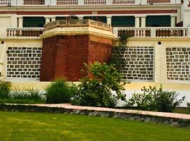 HOTEL RAO RAJ VILAS, KUCHESAR FORT，位于Hāpur的酒店