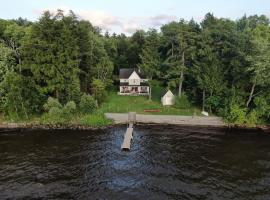 Luxury Lakefront Cottage Memphremagog on Newport Bike Path，位于Newport的酒店