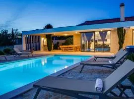 Villa T, spacious with heated pool, hot tub & sauna