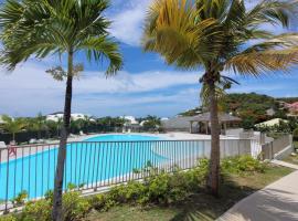 Magnifique appartement proche de la mer，位于圣马丁岛的带停车场的酒店