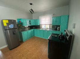 Cozy 2 bedroom Townhouse in gated community, KGN8 Newly installed solar hot water system，位于金斯敦的酒店