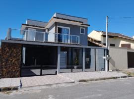 Sobrado 100m mar em matinhos，位于Matinhos的酒店