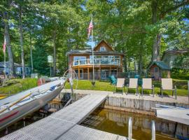 Lakefront Cadillac Retreat with Sauna and Boating!，位于凯迪拉克的酒店