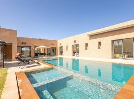 Villa Sanna, élégante avec piscine, jacuzzi & jeux，位于马拉喀什的带停车场的酒店