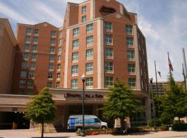 Hampton Inn & Suites Arlington Crystal City DCA，位于阿林顿的酒店