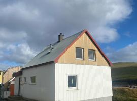 Cosy house in the old village，位于Miðvágur的酒店