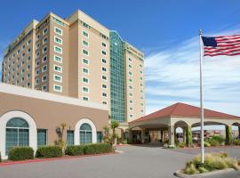 Embassy Suites by Hilton Monterey Bay Seaside，位于滨海城德尔蒙特海滩附近的酒店