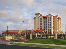 Embassy Suites by Hilton San Marcos Hotel Conference Center，位于圣马科斯Redwood Arena附近的酒店