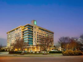 Embassy Suites by Hilton Hampton Convention Center，位于汉普顿的酒店