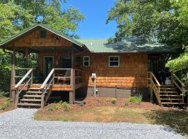 Updated cabin nestled on 10 acres in the woods, breathtaking Blue Ridge Mountain views，位于布里瓦德的酒店