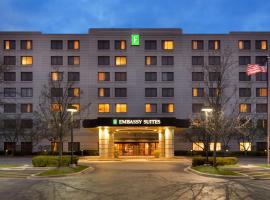 Embassy Suites by Hilton Chicago North Shore Deerfield，位于迪尔菲尔德拉维尼亚音乐节附近的酒店