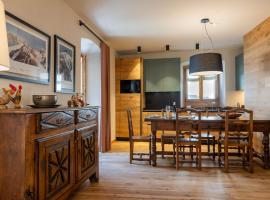 Maison Luboz - Courmayeur，位于库马约尔的带停车场的酒店