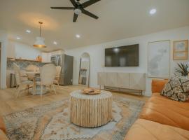 East Downtown Desert Chic Casita-Hot Tub-Pet Friendly-No Pet Fees!，位于阿尔伯克基的酒店