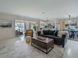 Stylish & Cozy home close to downtown and 10mins to beach