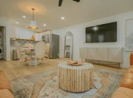 East Downtown Desert Chic Casita-Hot Tub-Pet Friendly-No Pet Fees!