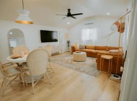 East Downtown Desert Chic Casita-Hot Tub-Pet Friendly-No Pet Fees!，位于阿尔伯克基的旅馆