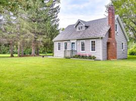 Charming East Durham Home - 2 Mi to Water Park，位于East Durham的酒店
