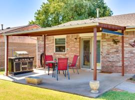 Cozy Oklahoma Retreat with Covered Patio and Gas Grill，位于Mustang的酒店