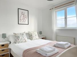 Spacious Home Sleeps 6 Short Walk to Port Isaac Village & Stunning Views，位于以撒港的酒店